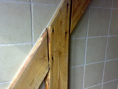 Detalj från badrum med träinslag